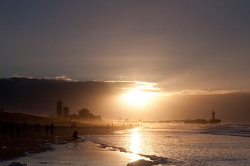 Scheveningen bei Sonnenaufgang - 1 von Damien Franscoise