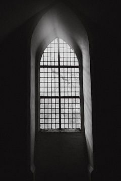 Church window - Black and White print - Beautiful light van Linn Fotografie