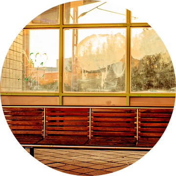 Wachtbank in Gouden Licht – Station met Ruitstructuur