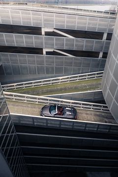 Audi R8 V10 in een Stijlvolle Parkeergarage met Zacht Licht van Sebastiaan van 't Hoog
