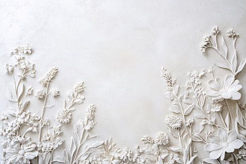 Gedetailleerd bloemenreliëf in wit
