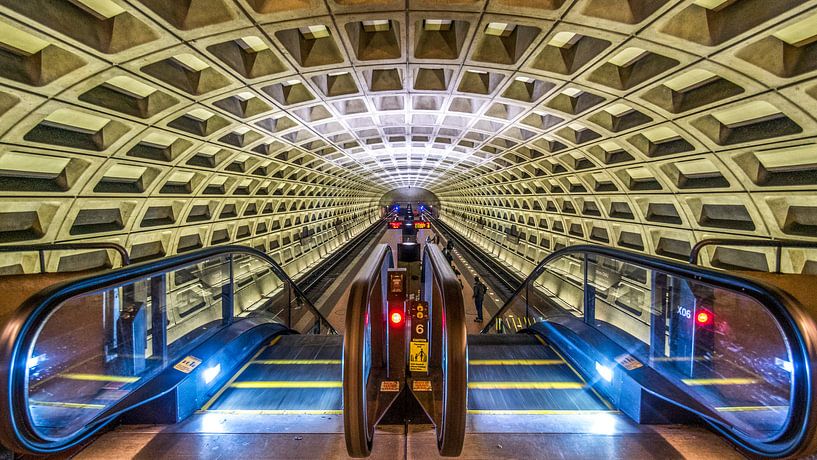 De futuristische architectuur van de Washington DC Metro (kleur) van Arjan Schalken