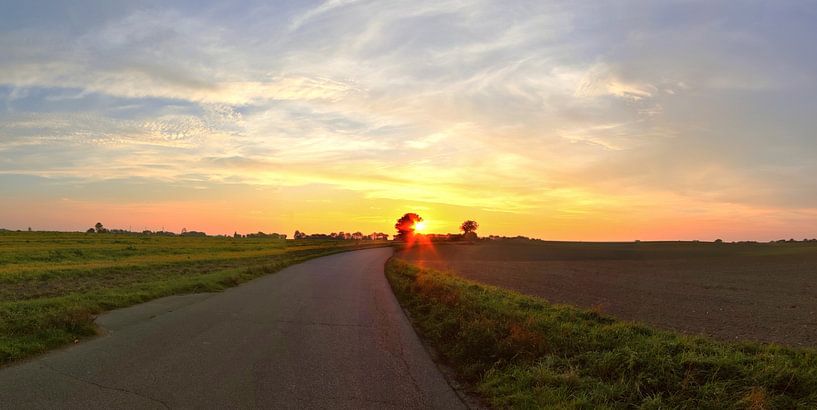 Panorama eines Sonnenuntergangs in schöner Landschaft von MPfoto71