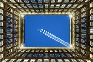 Hamburger Innenhof mit einem Flugzeug am Himmel von Tilo Grellmann