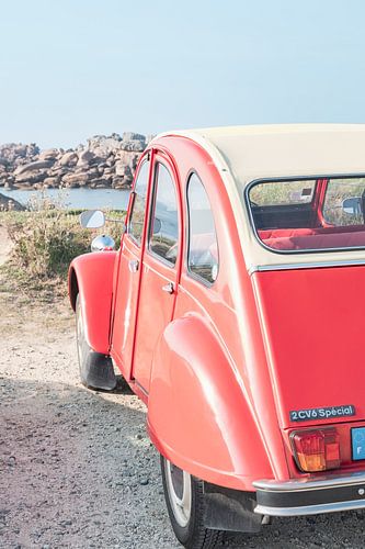 Franse klassieke Citroën 2CV geparkeerd in de duinen in de buurt van het strand in Bretagne, Frankri