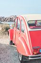 Franse klassieke Citroën 2CV geparkeerd in de duinen in de buurt van het strand in Bretagne, Frankri van Sjoerd van der Wal Fotografie thumbnail