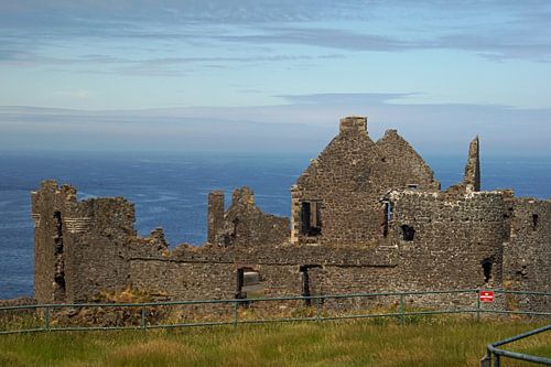 Dunluce Castle is een van de grootste ruïnes van een middeleeuws kasteel in Ierland.