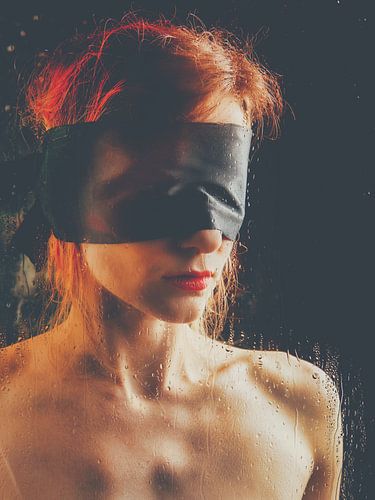 Hele mooie naakte vrouw met blinddoek