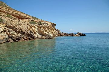Griekse baai met zicht op rotspartij en azuurblauwe zee van Helga Kuiper