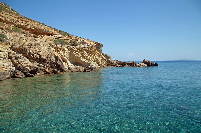 Baie grecque avec vue sur les affleurements rocheux et la mer azur par Helga Kuiper