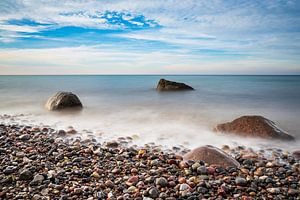 Stones on shore of the Baltic Sea in Elmenhorst, Germany sur Rico Ködder