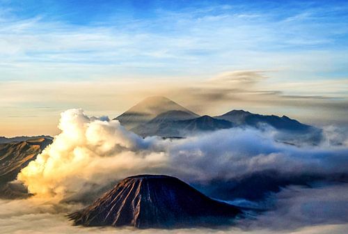 Zonsopgang met wolken boven de Bromo berg
