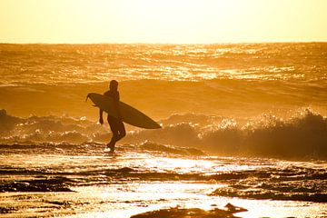 Surfer läuft in die Brandung, Kalbarri, Australien von The Book of Wandering