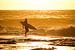 Surfer loopt branding in bij zonsondergang, Kalbarri, Australië van The Book of Wandering