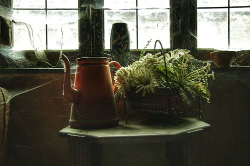 Een paar verlaten spullen in een verlaten huis