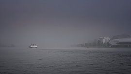Amsterdamer Schiff im Nebel auf dem IJ von Ipo Reinhold