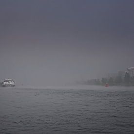 Amsterdam schip in de mist op het IJ van Ipo Reinhold