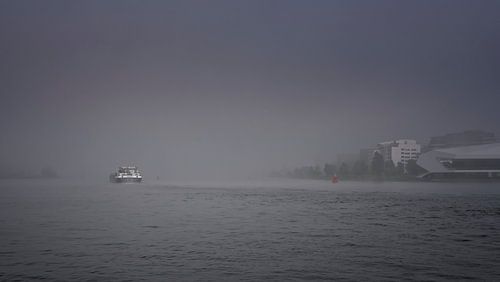 Amsterdam schip in de mist op het IJ van Ipo Reinhold