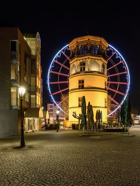 Schlossturm in Düsseldorf und rotes Riesenrad par Michael Valjak
