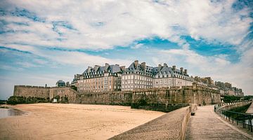 La ville fortifiée de Saint-Malo sur la côte bretonne France sur Sjoerd van der Wal Photographie