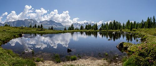 Panorama van een bergmeertje in de Dolomieten bij Madonna di Campiglio.