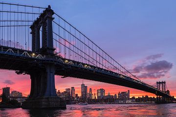 Skyline van Manhattan en Manhattan Bridge bij zonsondergang, New York, USA van Markus Lange