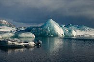Die isländische Landschaft. Jökulsárlón, Diamantstrand und der Vatnajökull-Gletscher von Gert Hilbink Miniaturansicht
