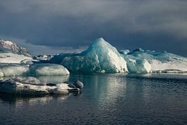 Paysage de l'Islande. Jökulsárlón, la plage de diamants et le glacier Vatnajökull