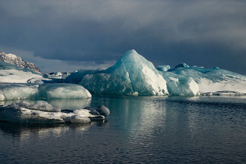Die isländische Landschaft. Jökulsárlón, Diamantstrand und der Vatnajökull-Gletscher von Gert Hilbink