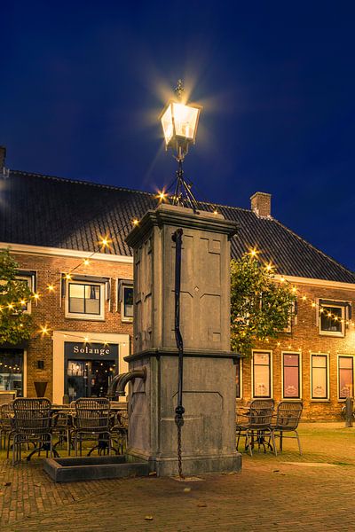 De Pomp op De Plaats in IJsselstein bij avond van Tony Buijse