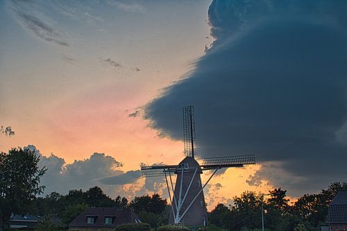 Moulin de St Oda, avec des nuages tourbillonnants en arrière-plan
