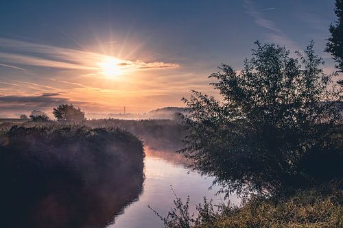Lever de soleil par une matinée brumeuse d'automne