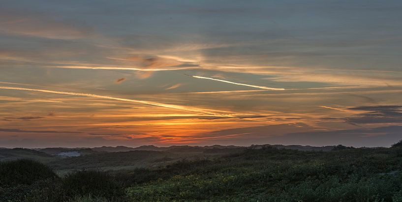 Zonsondergang over een duinlandschap par Michel Knikker