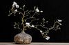 Magnolie in Vase von Klaartje Majoor Miniaturansicht