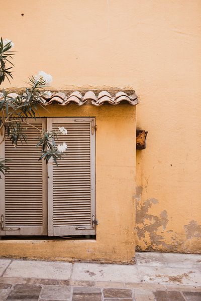 Alte Mauer in Saint-Tropez von Amber den Oudsten