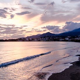 ondergaande zon aan het strand op Kreta van Joke Troost