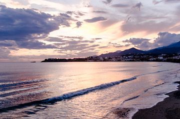ondergaande zon aan het strand op Kreta