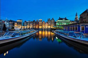 Amsterdam damrak während der blauen Stunde von Bfec.nl
