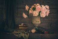 Stilleven met rozen en oude boeken van Regina Steudte | photoGina thumbnail