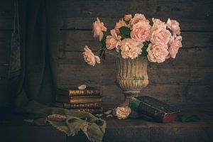 Nature morte avec des roses et des livres anciens