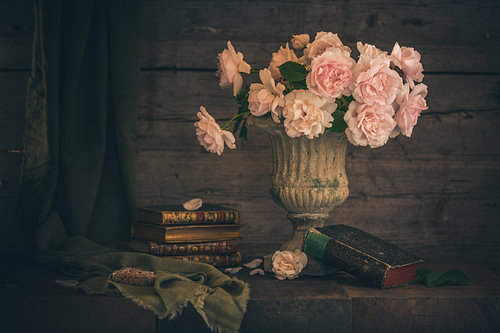 Stilleven met rozen en oude boeken