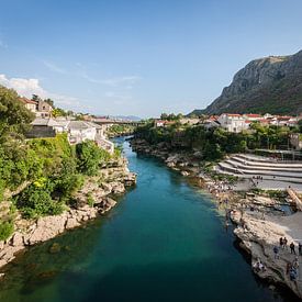 Vanaf de brug in Mostar van Mark de Vries