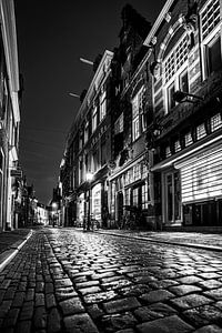 Warmoestraat dans le centre-ville de Haarlem - en noir et blanc