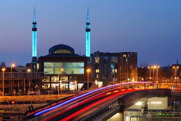 Ulu-Moschee in Lombok in Utrecht mit Busspur im Vordergrund von Donker Utrecht