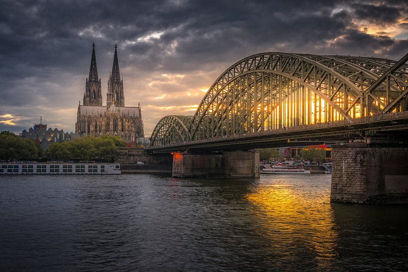 Der Dom und die Hohenzollernbrücke: Köln im Sonnenuntergang von Bart Ros