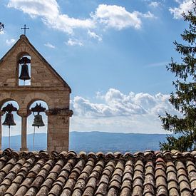 kerkklokken in Assisi, Italië van Ron Smit