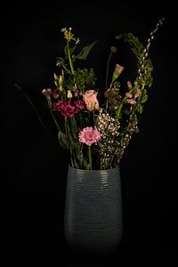 Vase de nature morte avec des fleurs sur Marjolein van Middelkoop