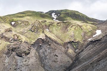 Grüne Berglandschaft auf einer Insel | Island