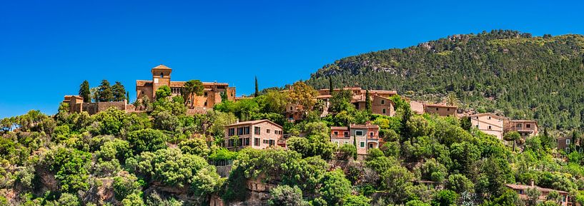 Beau village méditerranéen Deia sur Majorque, Espagne Mer Méditerranée, panorama par Alex Winter