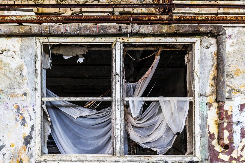 Alter Gardinen an ebenso altem Fenster - Lost Place Alter Flugplatz Rangsdorf von Frank Herrmann